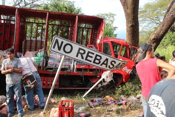 El camión de bebidas  gaseosas  se estrelló  contra un árbol,  luego  de que lo  impactara  el transporte colectivo.