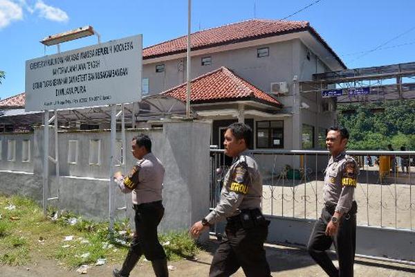 La policía indonesia patrulla la cárcel de máxima seguridad Nusa  Kambangan en Cilacap, donde se encuentran recluidos presos condenados a  muerte por narcotráfico. (Foto Prensa Libre: AFP)