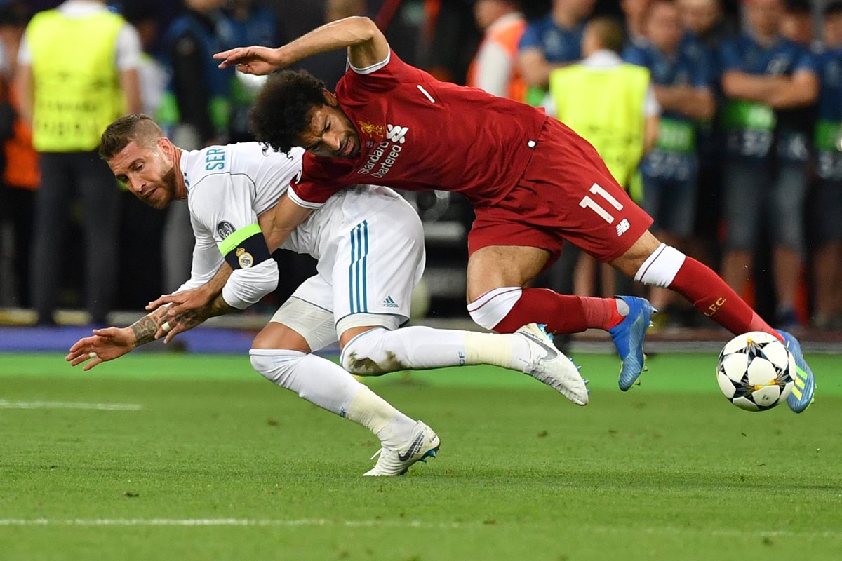 Mohamed Salah y Sergio Ramos durante la final de la Champions League, el del Liverpool salió lesionado. (Foto Prensa Libre: EFE)