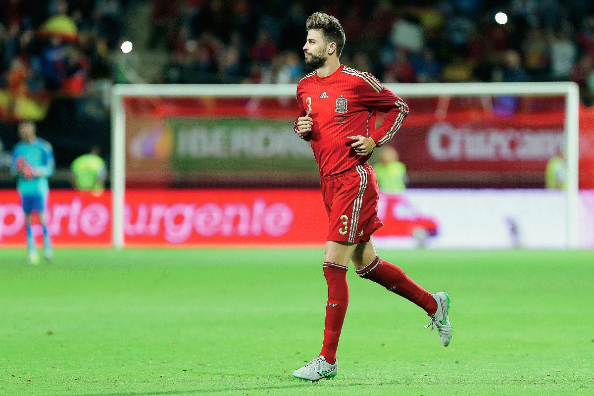 Tras su ingreso en la segunda parte, Gerard Piqué recibió abucheos y silbidos de los aficionados cada vez que tocaba el balón. (Foto Prensa Libre: AFP)