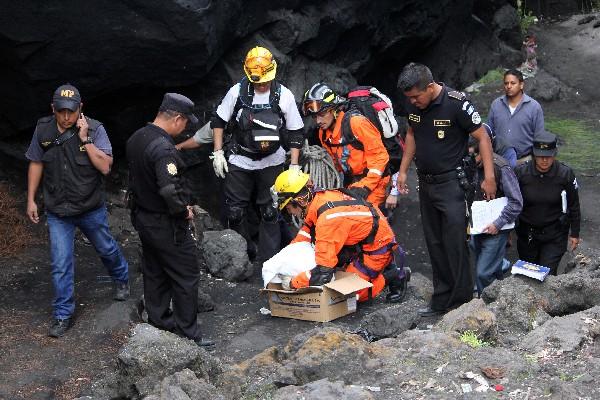 Autoridades y socorristas rescatan cuerpo de bebé muerto en cueva de Cerro Quemado.