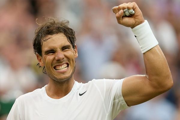 Nadal se clasificó pese al mal clima que afectó el desarrollo del juego en Londres. (Foto Prensa Libre: AFP)