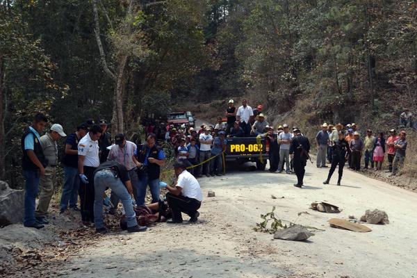 Edwin Santos Pineda Pérez murió baleado en un camino de terracería que comunica las aldeas Los Planes y Llano Largo, San Antonio La Paz, El Progreso. (Foto Prensa Libre: Hugo Oliva)