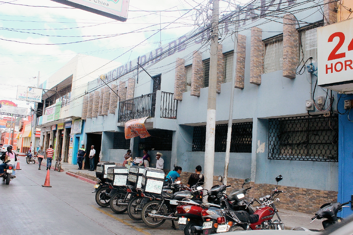 Vecinos de  la cabecera de Jutiapa transitan frente a la Municipalidad. (Foto Prensa Libre: HemerotecaPL)