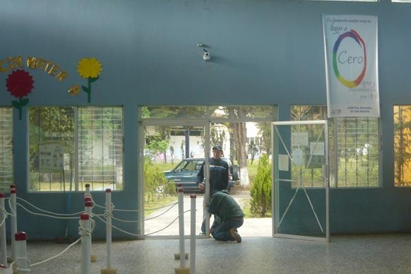 Trabajadores reparan la puerta de la consulta externa del hospital de San Marcos, que fue dañada por ladrones. (Genner Guzmán)<br _mce_bogus="1"/>