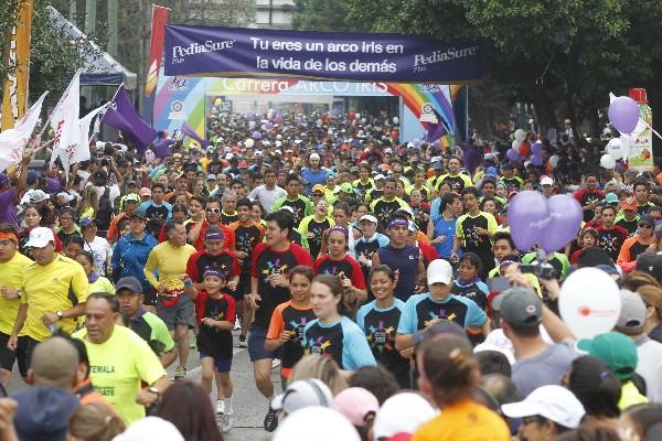 Ada Luz Silva se alegra al comparar los 60 participantes que tuvo la carrera en 1990, con los más de 7 mil del año pasado.