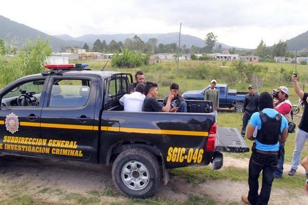 Cuatro de los seis presuntos sicarios capturados permanecen en un autopatrulla, durante los operativos del viernes último. (Foto Prensa Libre: Hugo Oliva)  <br _mce_bogus="1"/>