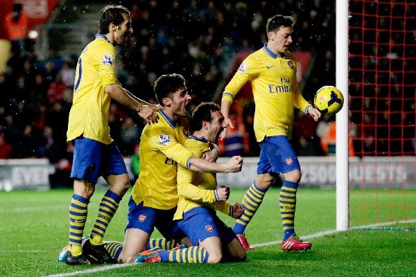 Santi Cazorla (de rodillas) celebra una de las anotaciones del Arsenal. (Foto Prensa Libre: AP)