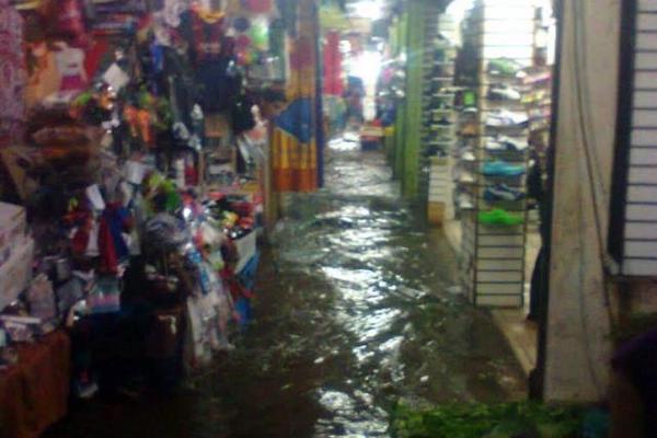 Locales comerciales en el mercado de Retalhuleu también se inundaron por el agua que rebalsó los drenajes (Foto Prensa Libre: Rolando Miranda) <br _mce_bogus="1"/>