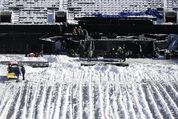 Grandes cantidades de nieve han caído en el MetLife Stadium, sede del próximo Súper Bowl. (Foto Prensa Libre: AP)