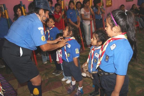 A once niños se les impuso la pañoleta en el grupo San Francisco de Asis. (Foto Prensa Libre: Óscar González)