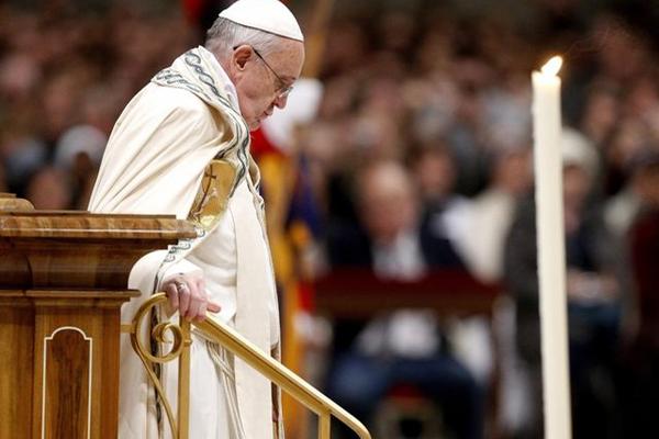 Papa Francisco oficia la oración de las primeras vísperas y el "Te Deum", para dar gracias por el año transcurrido. (Foto Prensa Libre: EFE)