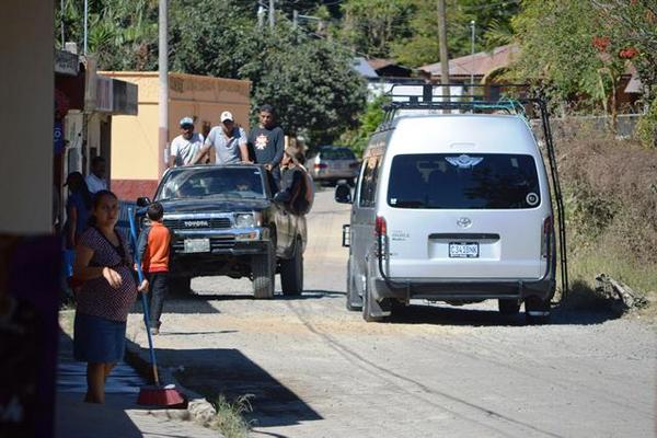 Vecinos de Santa Cruz Naranjo utilizan vehículos particulares o microbuses para llegar a sus destinos. (Foto Prensa Libre: Oswaldo Cardona)<br _mce_bogus="1"/>