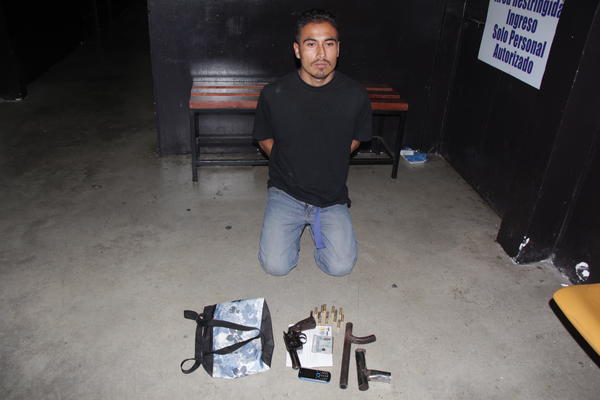 Elmer Paolo Alvizures Barrera, de 27 años, fue capturado en la colonia Lo De Bran, zona 6 de Mixco, con un revólver robado (Foto: PNC)