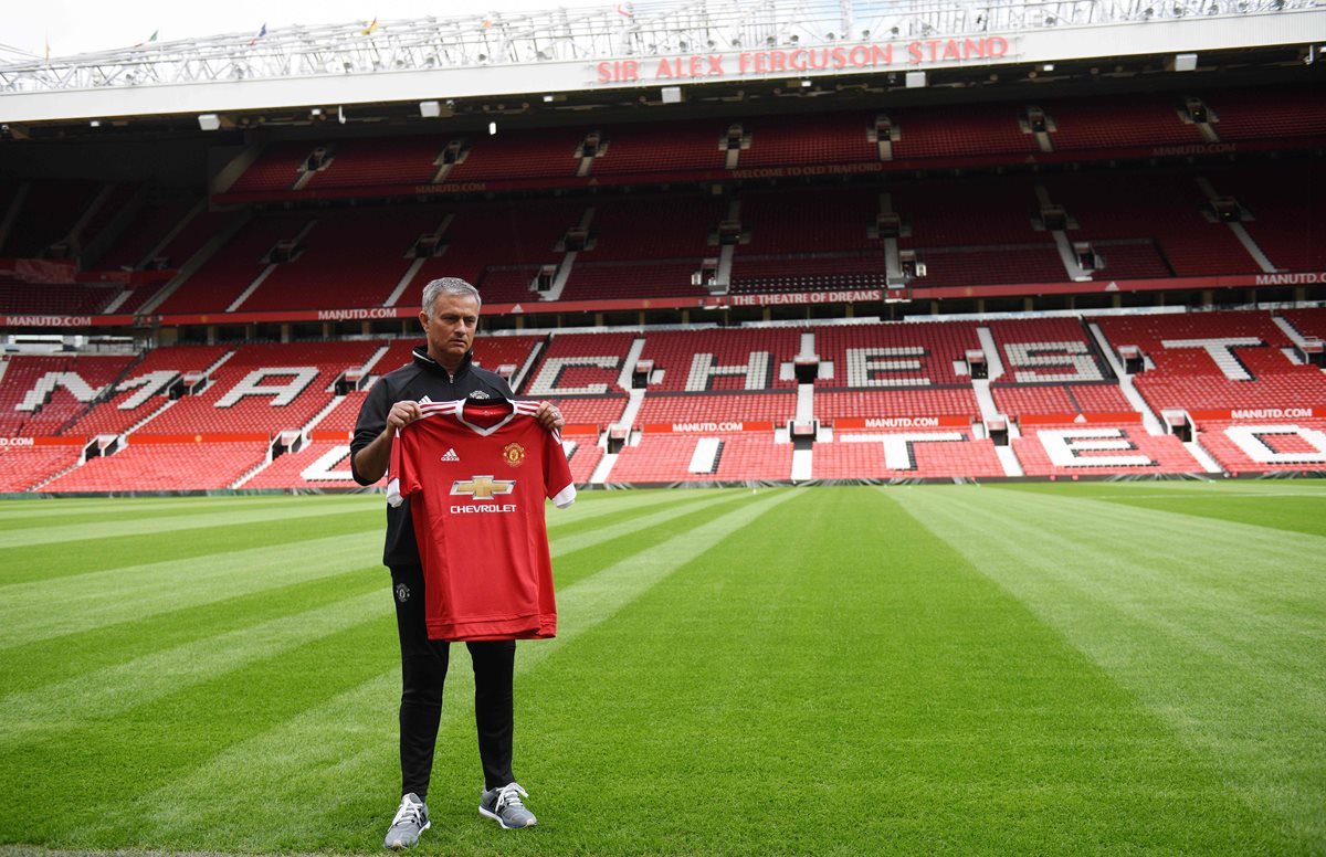 El portugués José Mourinho posa en Old Trafford en su presentación como técnico del Manchester United. (Foto Prensa Libre: AFP)