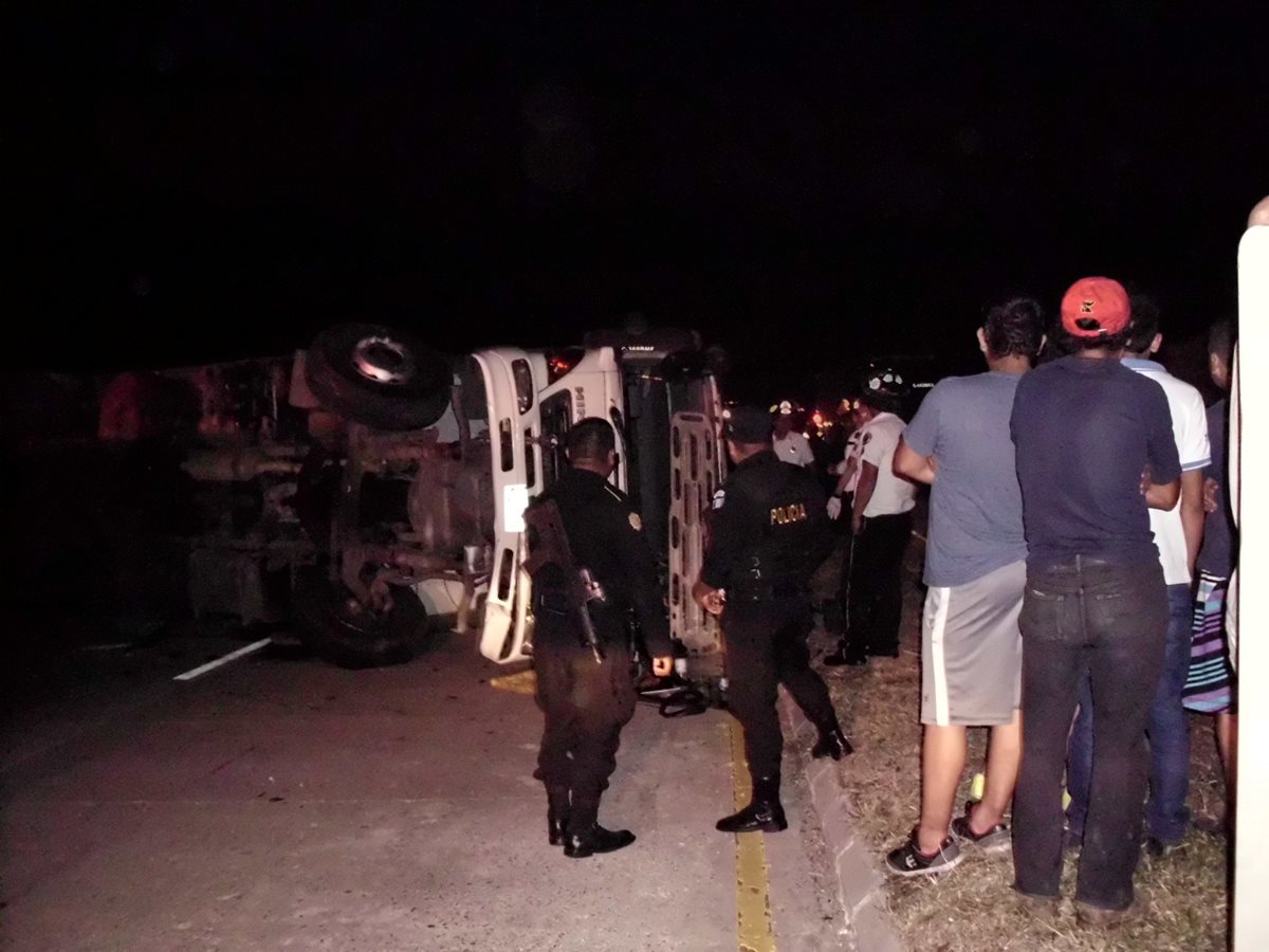 Camión que conducía Leonel Isauro Socorec Puac, de 32 años. Foto: (Prensa Libre: Héctor Contreras).