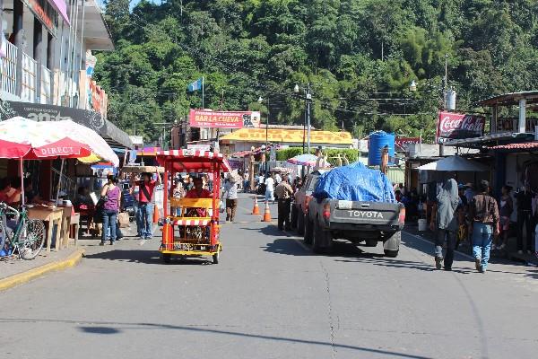 Migrantes  también vienen en  picops con regalos que  traen a amigos y familiares.