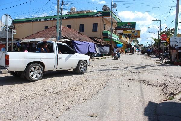 Las calles del área central de Sayaxché, Petén, están en mal estado, afirman vecinos.