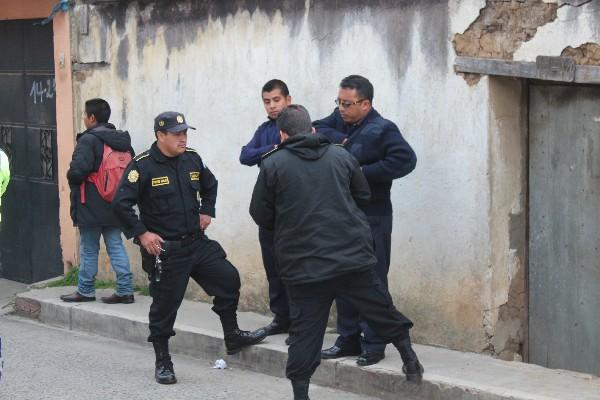 agentes de  la Policía Nacional Civil interrogan a Canastuj.