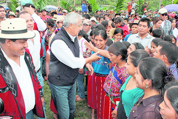 Otto Pérez Molina en la aldea Jalá Las Flores, Chajul, Quiché, saluda a mujeres que recibieron bono. (Foto Prensa Libre: Óscar Figueroa)<br _mce_bogus="1"/>