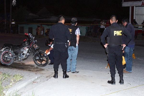 Investigadores inspeccionan el lugar donde murió baleada la pareja, en Puerto Barrios, Izabal. (Foto Prensa Libre: Edwin Perdomo) <br _mce_bogus="1"/>