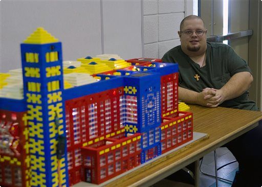 Iglesia construida con piezas de Legos por John Kraemer, de Michigan, EE.UU. (Foto Prensa Libre: AP)