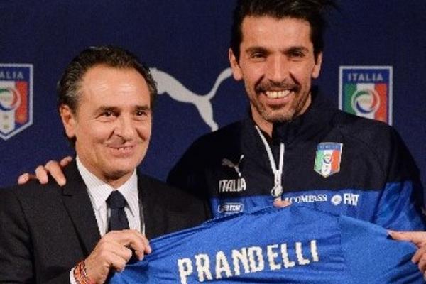 El entrenador Cesare Prandelli entrega la camisola de Italia a Gianluigi Buffon. (Foto Prensa Libre: AFP)