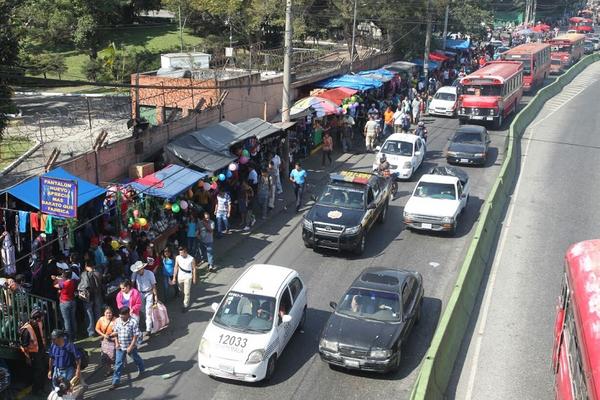 Con normalidad se presenta el tránsito vehicular en diferentes zonas de la ciudad.  (POR PAULO RAQUEK)