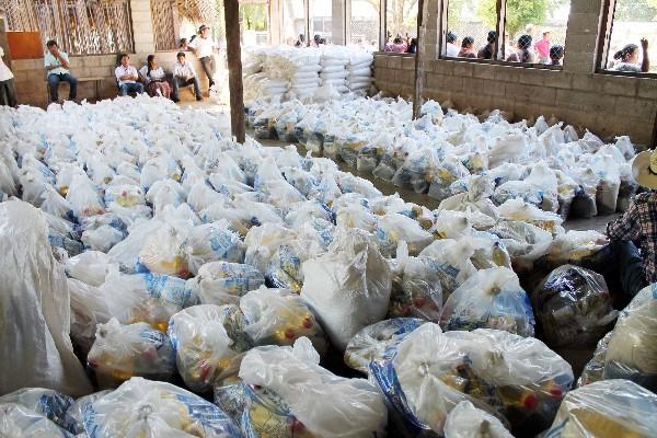 Bolsas  con artículos básicos, que se entregaron a pobladores de El Estor, Izabal.