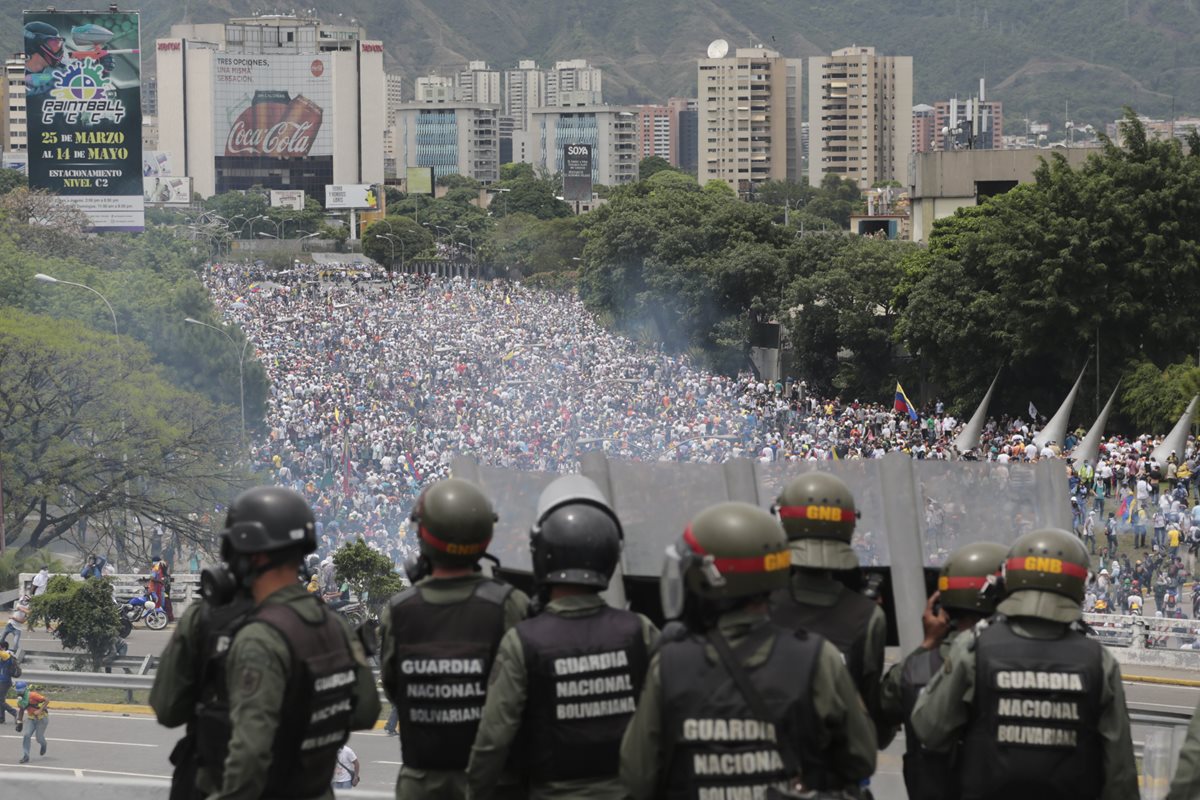 Policía antidisturbios frenan la marcha opositora. (Foto Prensa Libre: AP)