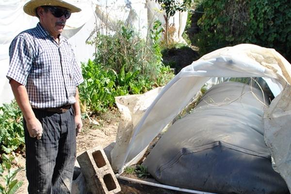 El agricultor César Rodríguez muestra el biodigestor instalado en su vivienda. (Foto Prensa Libre: Alejandra Martínez)