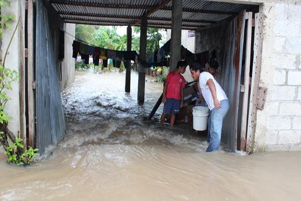 Viviendas de Santa Elena, Flores, afectadas por las inundaciones. (Foto Prensa Libre: Rigoberto Escobar)