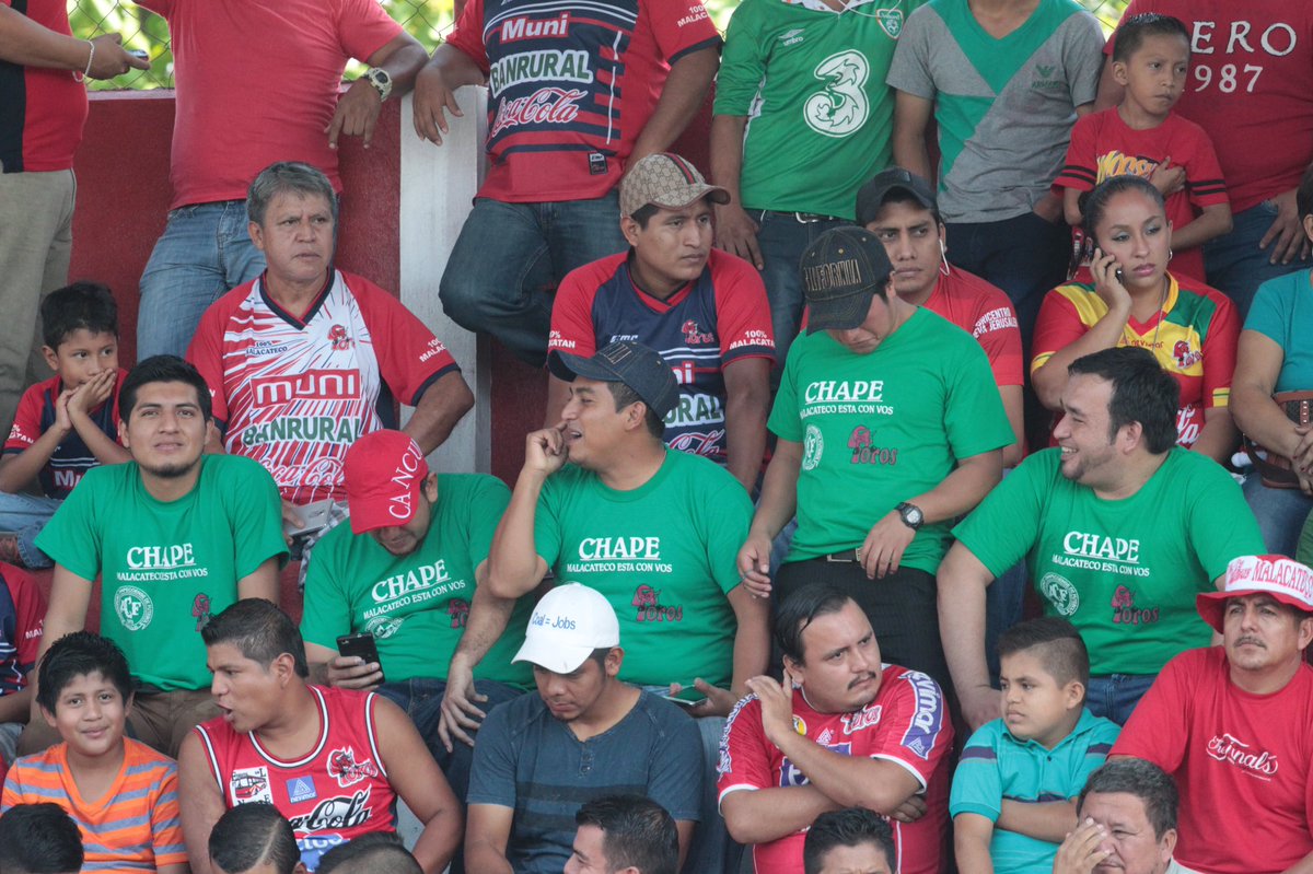 La afición de los "toros" sueña la clasificación a semifinales. (Foto Prensa Libre: Norvin Mendoza)