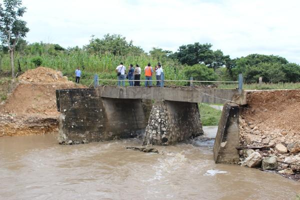 Los aproches del puente fueron destruidos por la correntada.