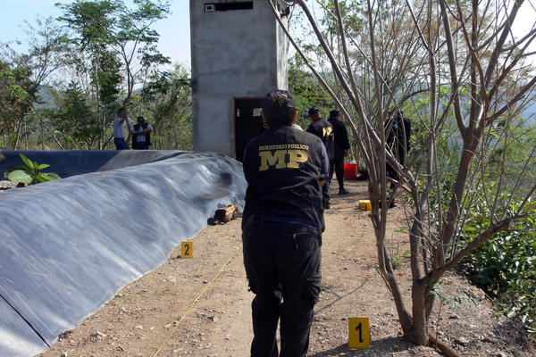 Fiscales del Ministerio Público en la escena donde ultimaron a los dos guardias privados. (Foto Prensa Libre: Hugo Oliva)<br _mce_bogus="1"/>