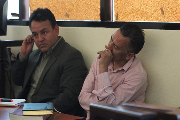 Mynor Manuel López Barrios (derecha) junto a su abogado en salón dos del   Tribunal de Sentencia en la cabecera de Huehuetenango. (Foto Prensa   Libre: Mike Castillo)