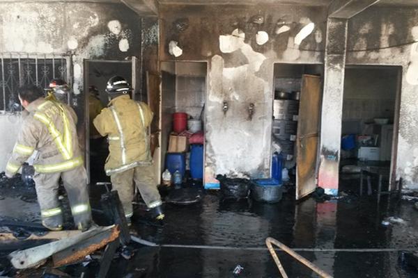 Socorristas hallaron toneles con producto químico dentro del inmueble que se incendió (Foto Prensa Libre: Enrique Paredes)