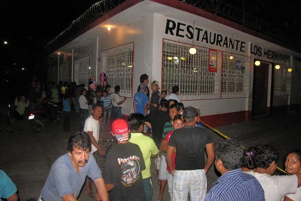 Curiosos observan el restaurante donde ocurrió el ataque armado que dejó cinco heridos. (Foto Prensa Libre: Enrique Paredes)<br _mce_bogus="1"/>