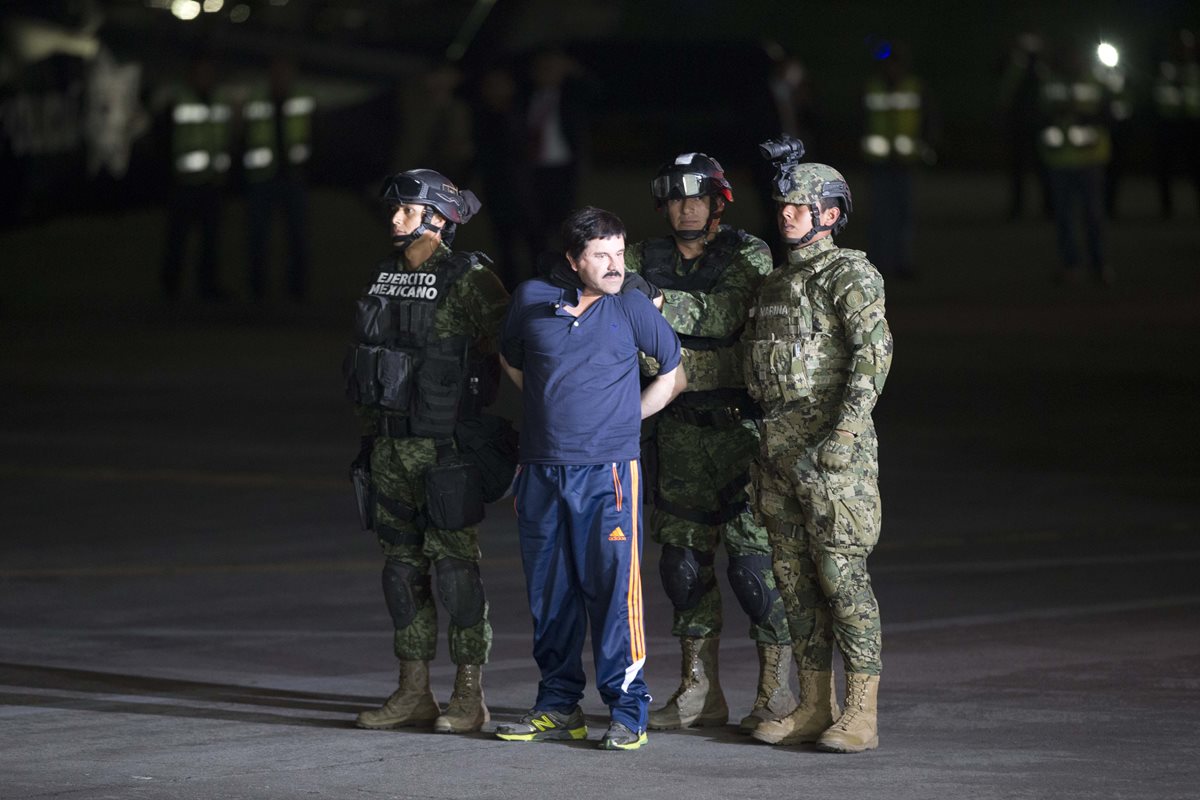 El "Chapo" Guzmán cuando era trasladado a la prisión El Altiplano, en el estado de México. (Foto Prensa Libre: AP)