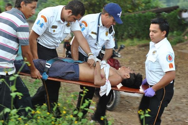 Aun con vida fue llevado al hospital, pero murió tras su ingreso. (Foto Prensa Libre: Jorge Tizol)<br _mce_bogus="1"/>