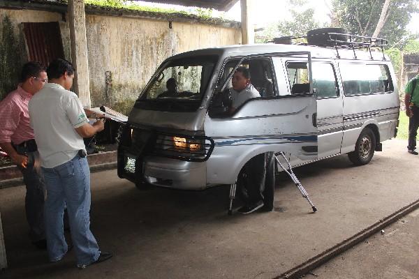 Comisión  de  trasporte verifica estado de microbuses, en Mazatenango, Suchitepéquez.