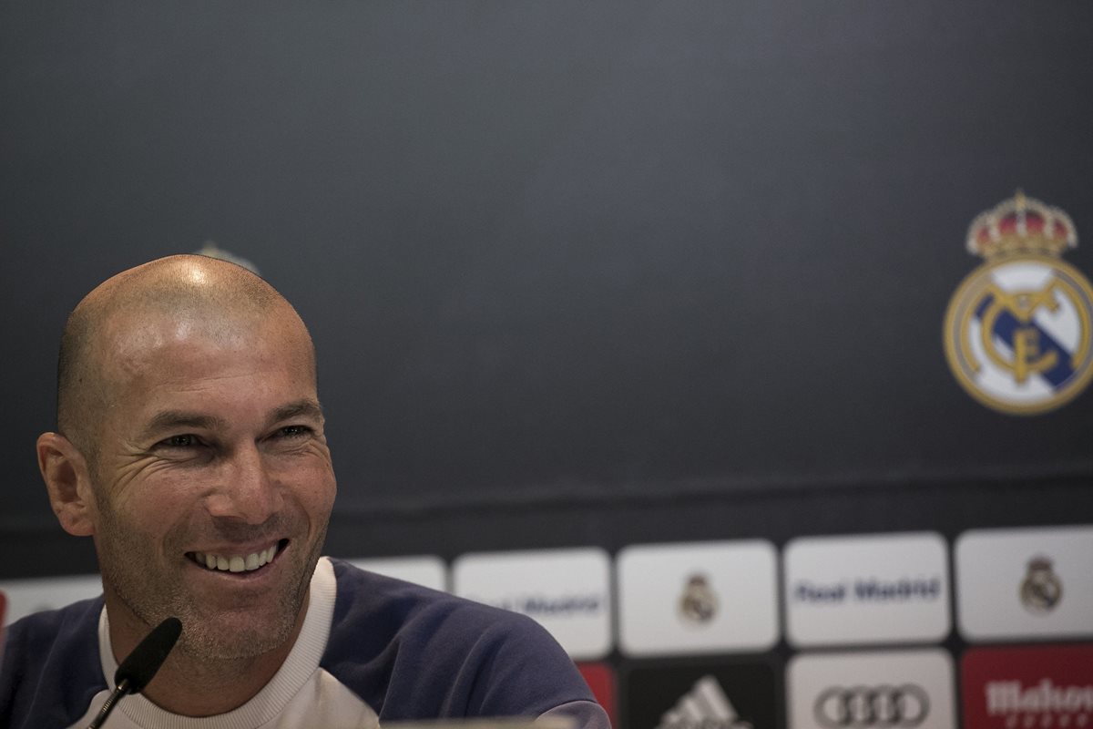 El técnico francés del Real Madrid, Zinedine Zidane, sonríe durante la conferencia de prensa de este viernes en Madrid. (Foto Prensa Libre: EFE)