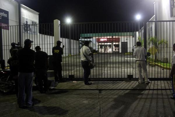 Policía Nacional Civil resguarda agencia bancaria luego de un intento de asalto. (Foto Prensa Libre: Danilo López)