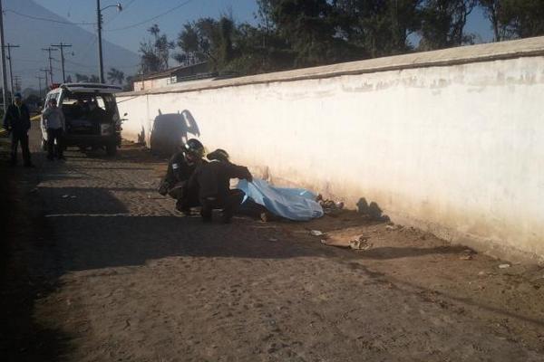 Dos socorristas observan el cadáver de un hombre que fue encontrado en Antigua Guatemala. (Foto Prensa Libre: Miguel López)<br _mce_bogus="1"/>