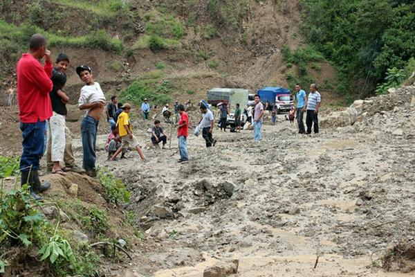 Gran cantidad de vecinos de Jalapa resultaron afectados por dos deslaves ocurridos en los kilómetros  74 y 80, en la ruta que conduce de Jalapa a Sanarate, El Progreso. (Foto Prensa Libre: Hugo Oliva)<br _mce_bogus="1"/>