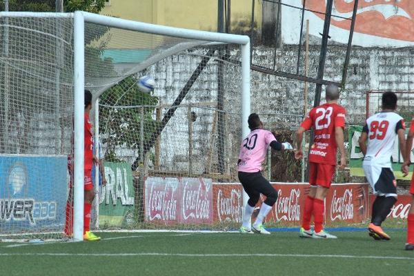 Sin posibilidad se quedó el portero  Robinson Gabriel, después del remate de cabeza del mexicano Agustín Herrera. (Foto Prensa Libre: Aroldo Marroquín)