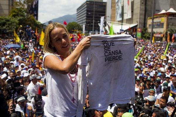 Lilian Tintori, esposa del líder opositor Leopoldo López, apoya durante una manifestación en Caracas. (Foto Prensa Libre: EFE).