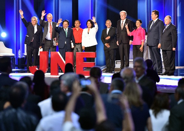 Loos candidatos se despiden después de participar en un debate presidencial.(AFP)