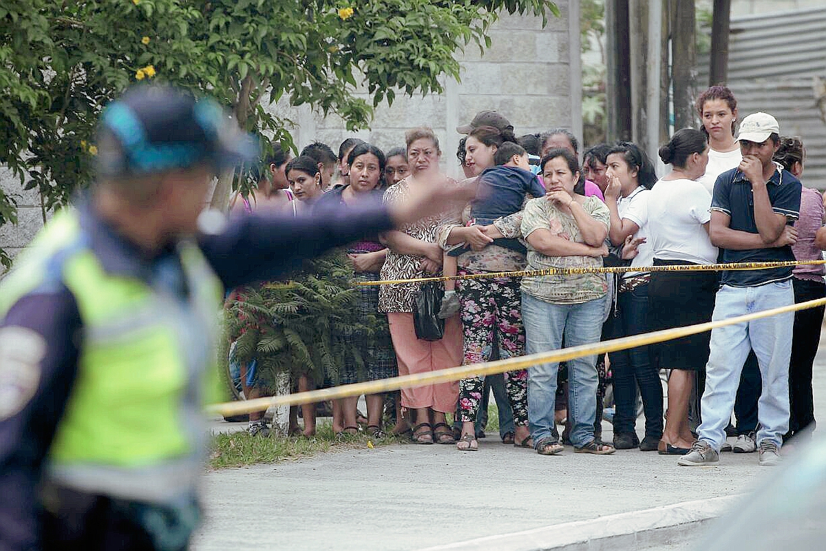 Escena del crimen en donde murió una mujer baleada frente al mercado Concepción en Villa Nueva. (Foto Prensa Libre: Érick Ávila).