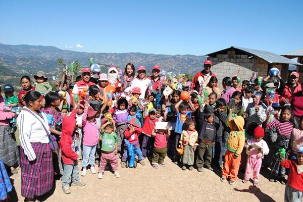 Gran cantidad de niños de Comitancillo recibieron este día un obsequio por parte de la Cruz Roja de la aldea Serchil. (Foto Prensa Libre: Aroldo Marroquín)<br _mce_bogus="1"/>